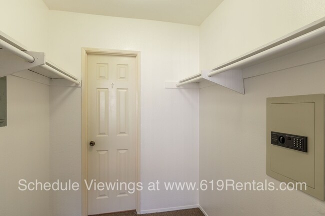 Building Photo - Beautiful 2 bedroom, 1.5 bath Townhouse wi...