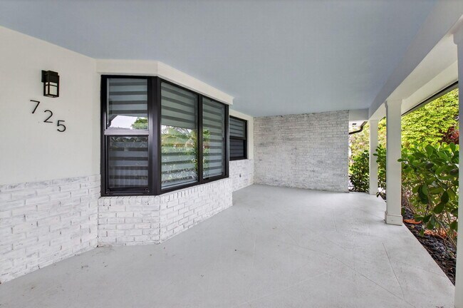 Building Photo - 725 Heron Dr
