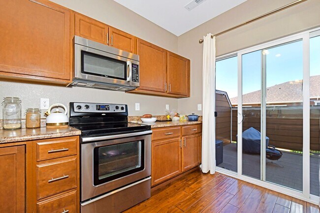 Building Photo - 2-Story Townhome - Excellent Condition- Mo...