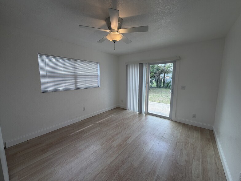 Building Photo - 3 Bed/3 Bath