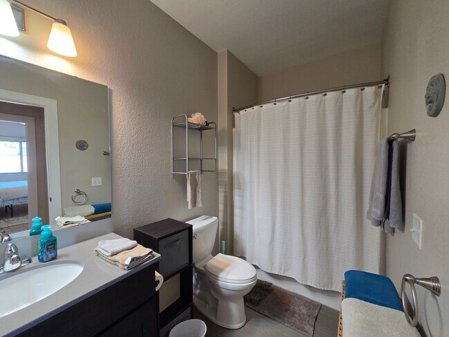 Building Photo - 221 E 5th St