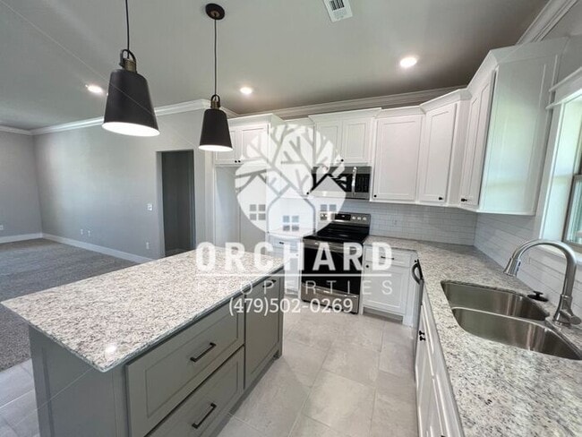 Building Photo - Single Family Home - Open-Concept Cedarwoo...