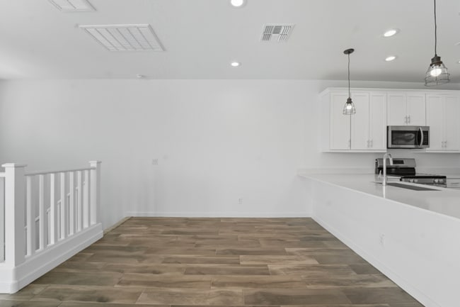 Building Photo - Like Brand New Luxurious Modern 3 Bedroom 2 Bath Townhome in Warner Meadow – Rare Rental Opportun...