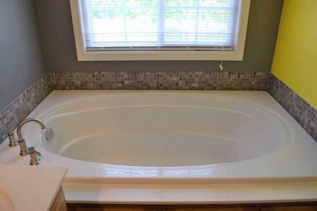 Building Photo - Beautiful 3 Bedroom, 2 Bathroom Home On Mi...