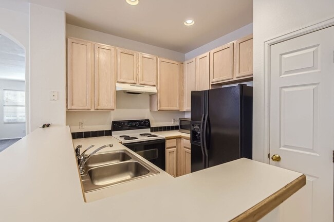 Building Photo - Evolve Real Estate: Spacious 2 Bedroom + L...