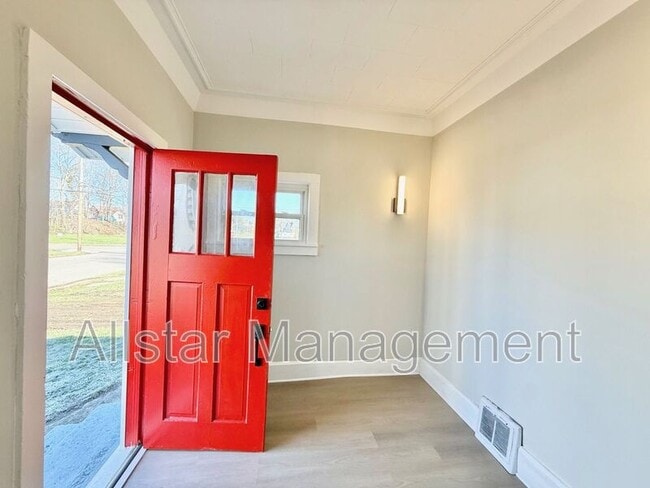 Building Photo - 924 Spring Ave NE