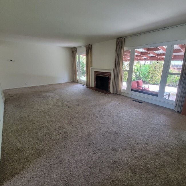 Building Photo - Well-Maintained Redwood City Home with Bonus Room & Private Yard