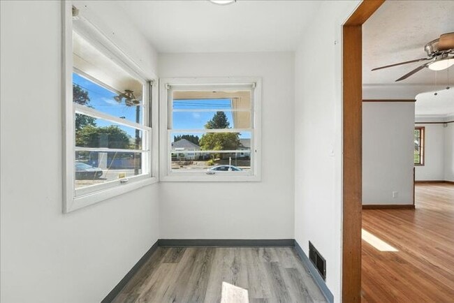 Building Photo - Spacious, Newly Renovated 5-Bedroom Home N...