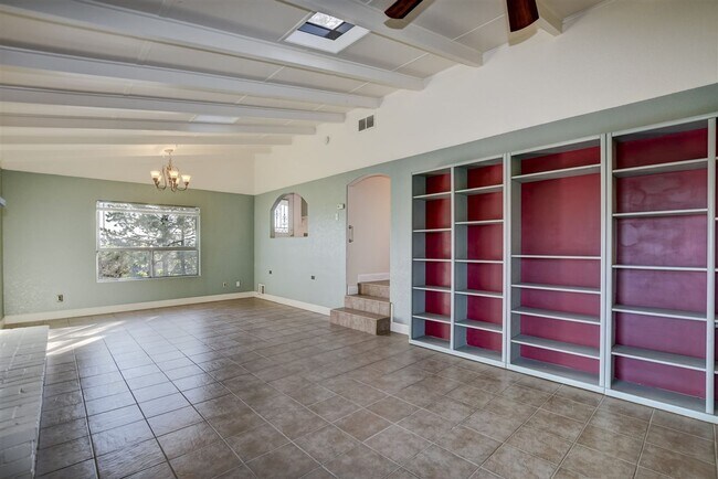Building Photo - 2 Bed + possible 3rd, 2 Bath Home Close to...