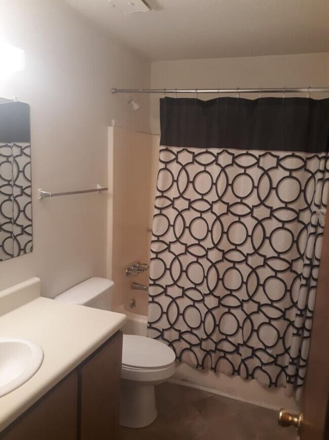 Building Photo - 2 bedroom / 1 bath condo