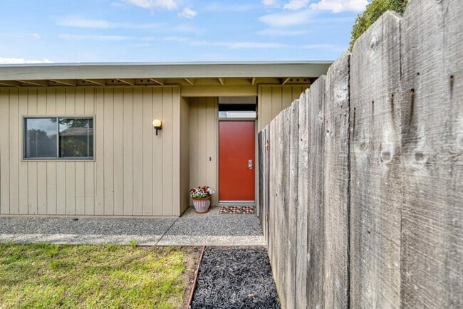 Building Photo - Affordable 2bed/2bath in South Woodland