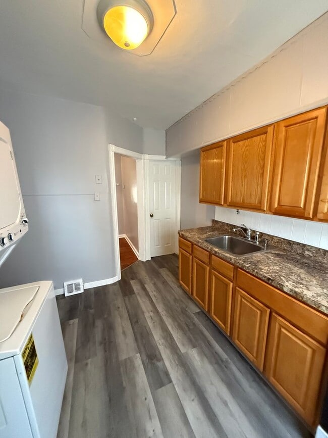 Building Photo - 3 Bedroom Home Steps to LaSalle University