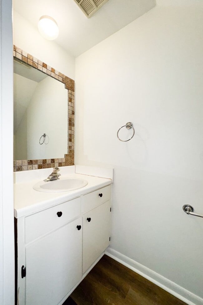 Building Photo - Spacious Two Bedroom Townhome