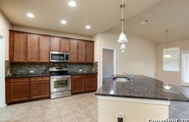 Building Photo - Beautiful 4 bed 2.5 bath located in Cibolo...
