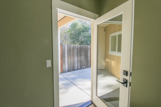 Building Photo - Walnut Grove 3 Bedroom Townhouse