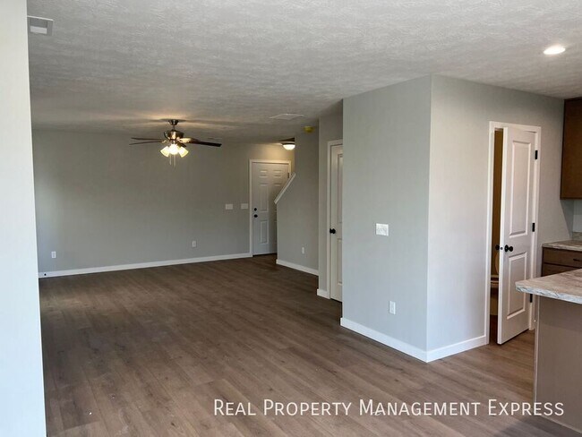 Building Photo - 3 Bedroom 1.5 Bathroom Townhome