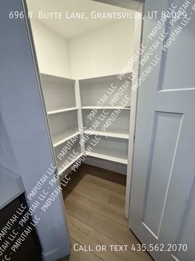 Building Photo - 696 Butte Ln