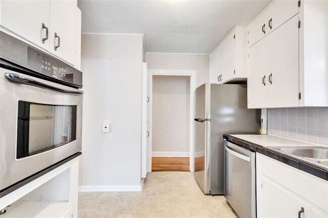 Building Photo - 3810 Brookview Rd