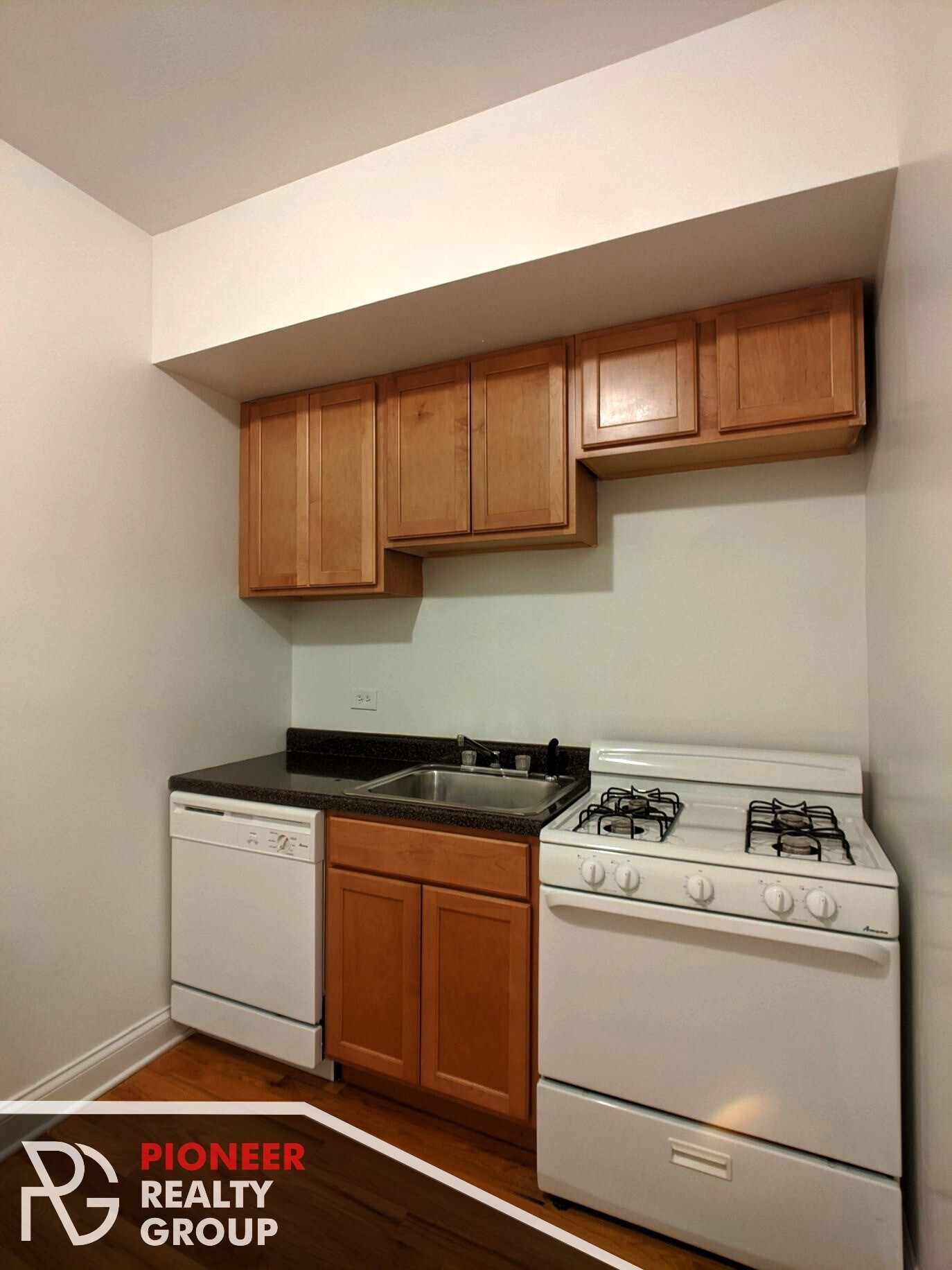 Building Photo - 546 W Wellington Ave