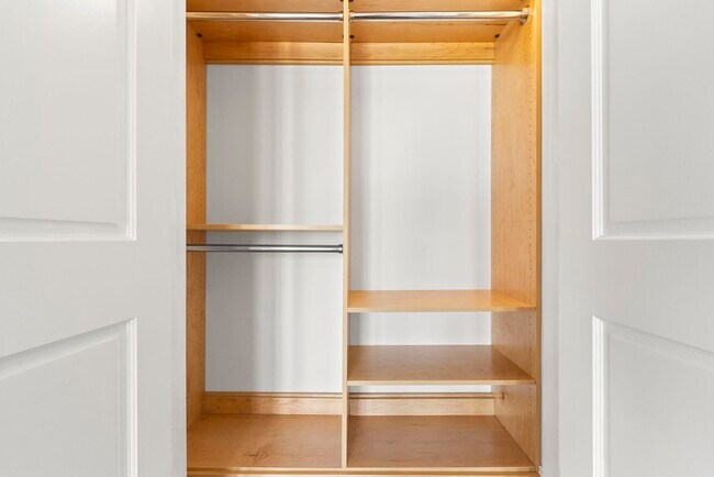 Building Photo - 200 Shearwater Ct W