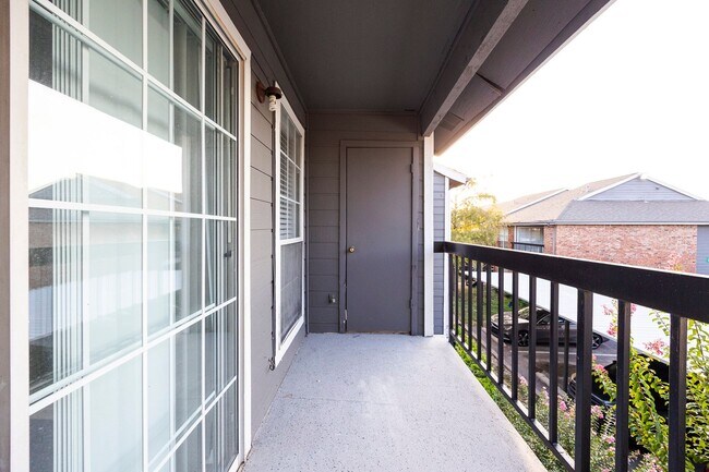 Building Photo - 18333 Roehampton Dr