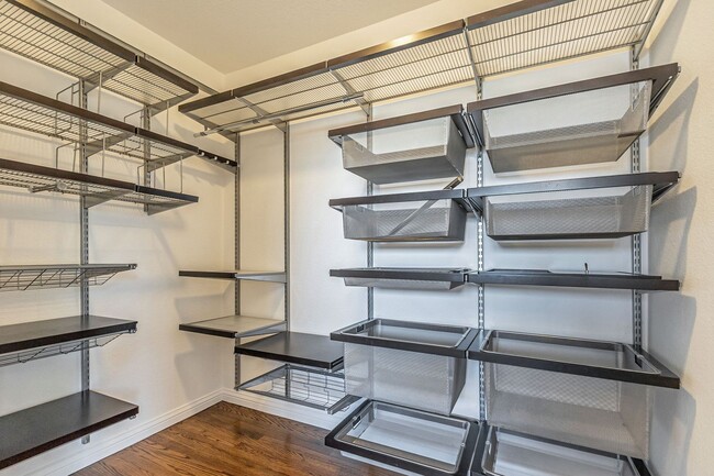 Building Photo - Remodeled 6-Bedroom House