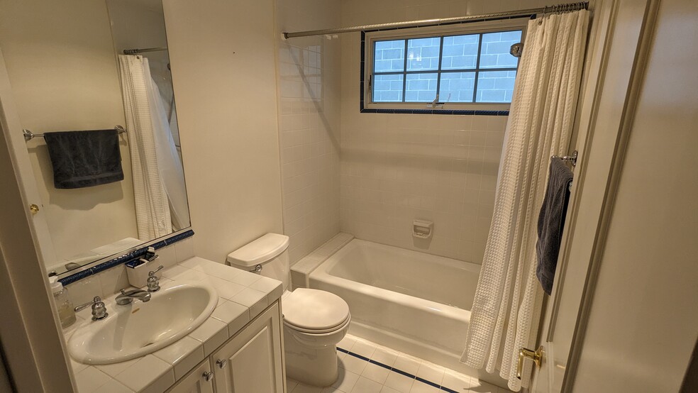 Guest Room Bathroom - 1144 Yale St