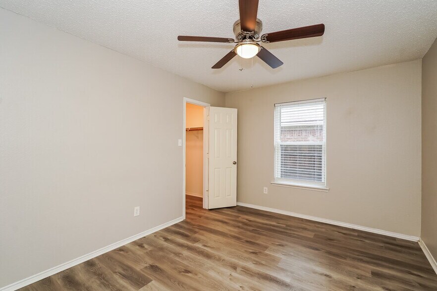 Building Photo - 556 Blue Haze Dr