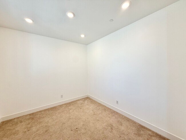 Building Photo - Move-In Ready 5 Bedroom Home with Solar & Large Loft