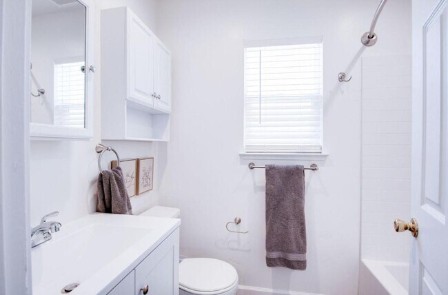 Building Photo - 933 Hackberry Ave