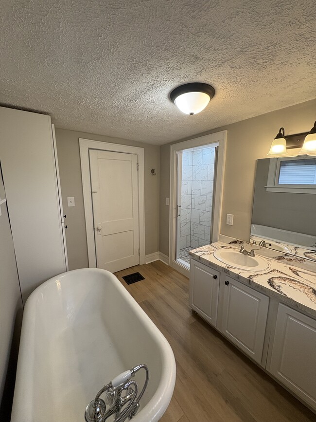 Building Photo - 412 Emerick St