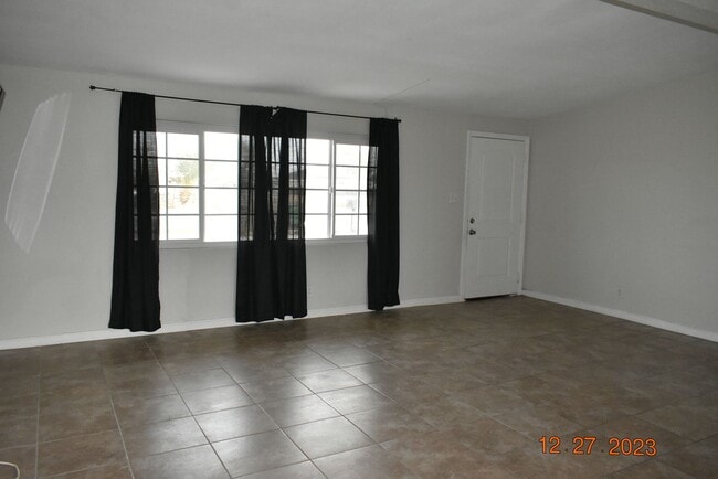 Building Photo - Modern Living in California City