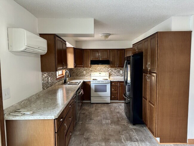 Building Photo - You've found it. This spacious 4-bedroom, 2-bathroom gem in Duluth's Kenwood neighborhood has a l...