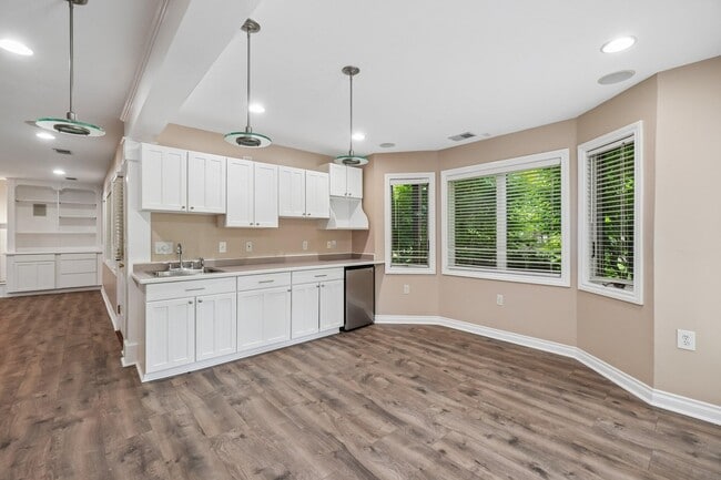 Building Photo - 1819 Brookview Dr