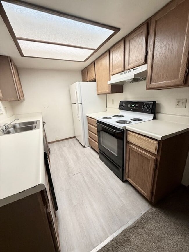 Building Photo - Beautiful West Side 2 Bedroom Condo w/ Views!!