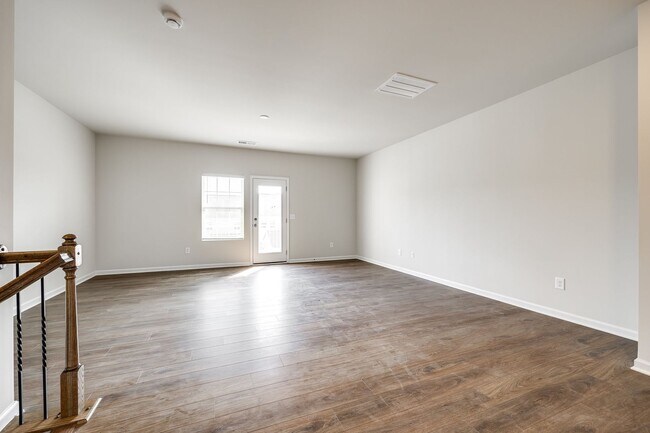 Building Photo - Beautiful 3-bedroom, 3.5 bath townhome in ...