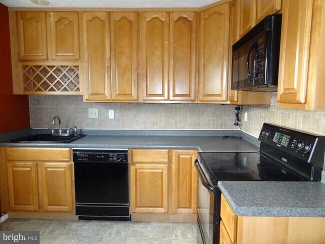 Building Photo - 2074 Lake Grove Ln