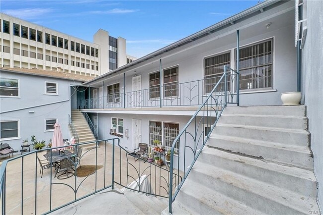 Courtyard W view - 122 Elm Ave