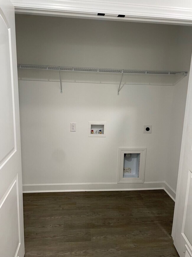 Building Photo - NEWLY REMODLED 3 BED, 2 BATH BRICK HOME LO...