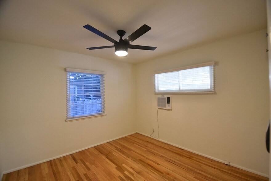 Building Photo - 1212 N Hollywood Way