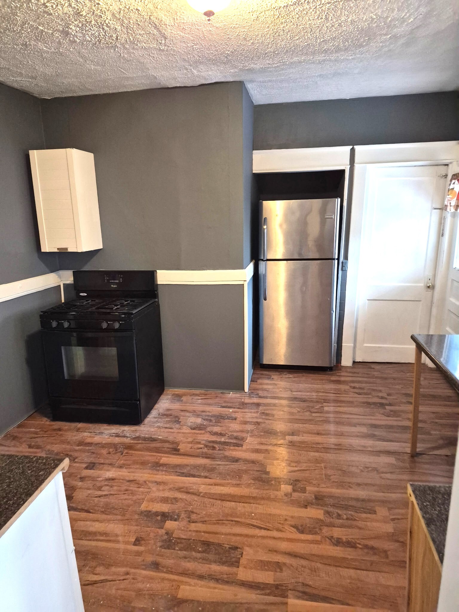 Building Photo - 519 E 9th St