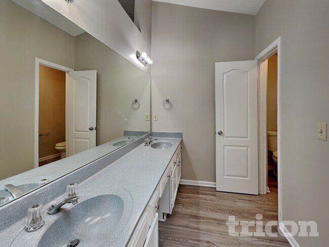 Building Photo - 3270 Summit Pl Dr