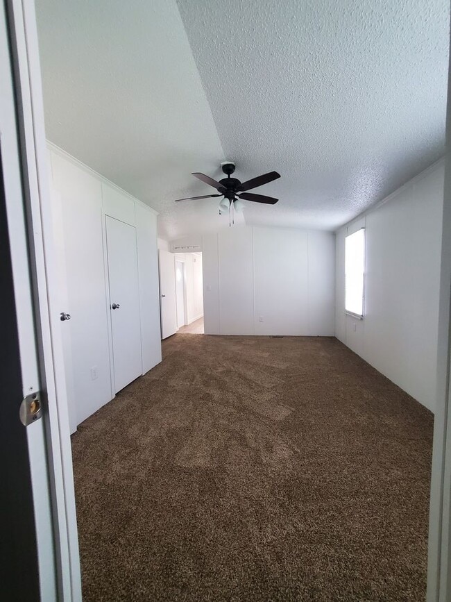 Building Photo - Ready to Move in