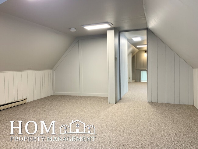 Building Photo - 127 Center St