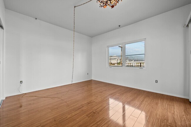 Building Photo - Amazing 2 Bed Condo in Noho!