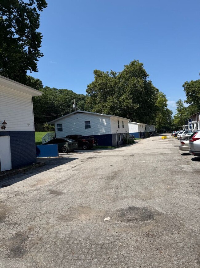 Building Photo - 4701 S Pointe Dr