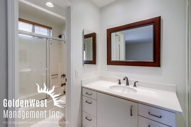 Building Photo - Elegant Dual Master 2Bdm 2.5Ba Townhome in...