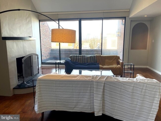 Building Photo - 28 Main St