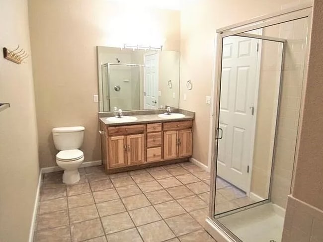 Building Photo - 2 Bedroom Condo Minutes to Ft. Carson