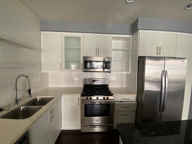 Building Photo - Charming 2-Bed / 2.5-Bath Townhouse in the...